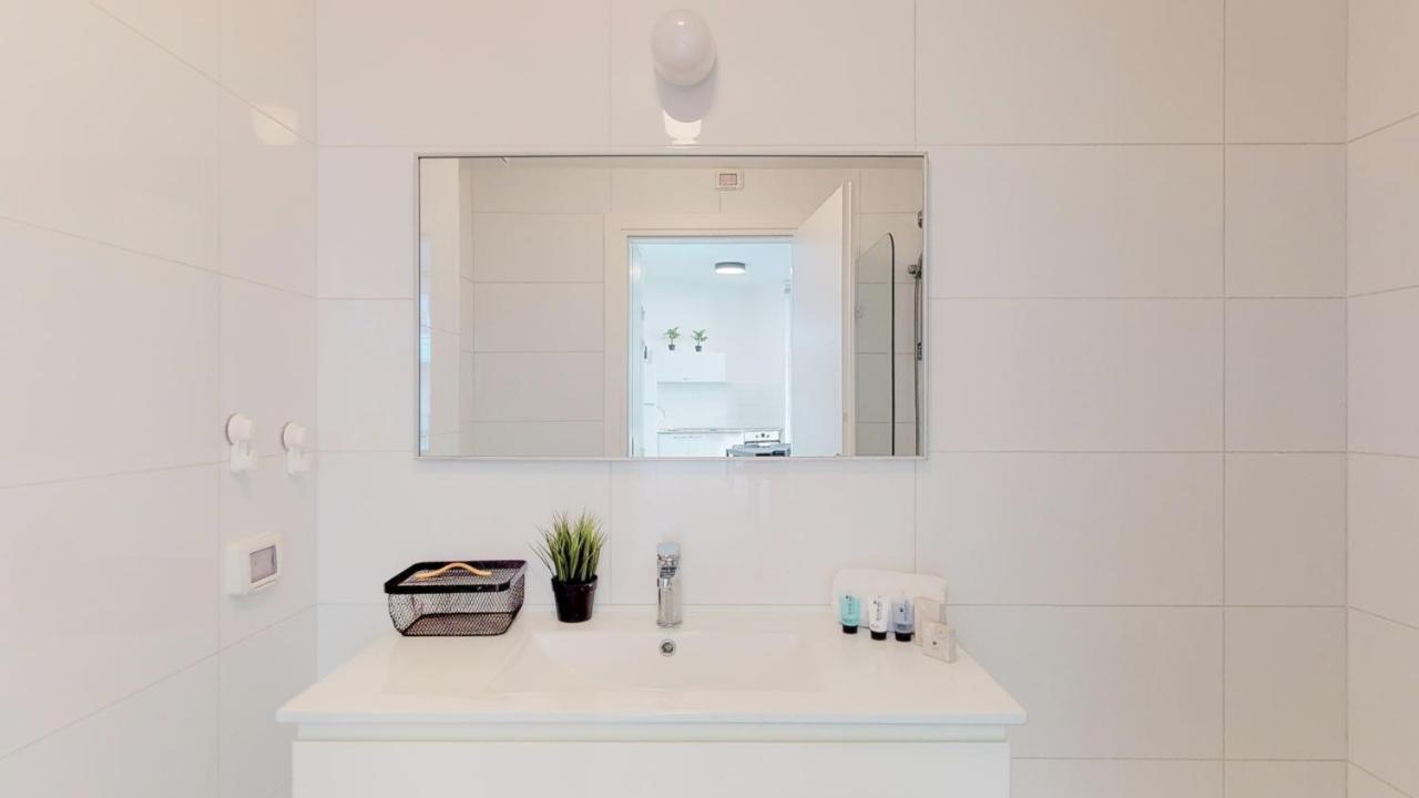 Comfortable Apartment With Balcony By Holyguest Tel Aviv Eksteriør bilde